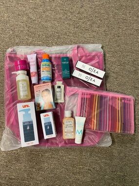 NWT Deluxe Bodycare Sample Bundle w/Tote & Cosmetic Bag